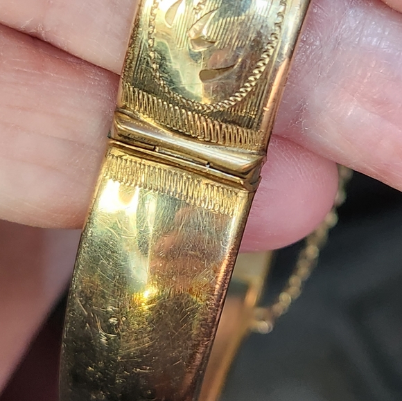 Antique Goldfilled Hinged Bangle - Picture 2 of 8